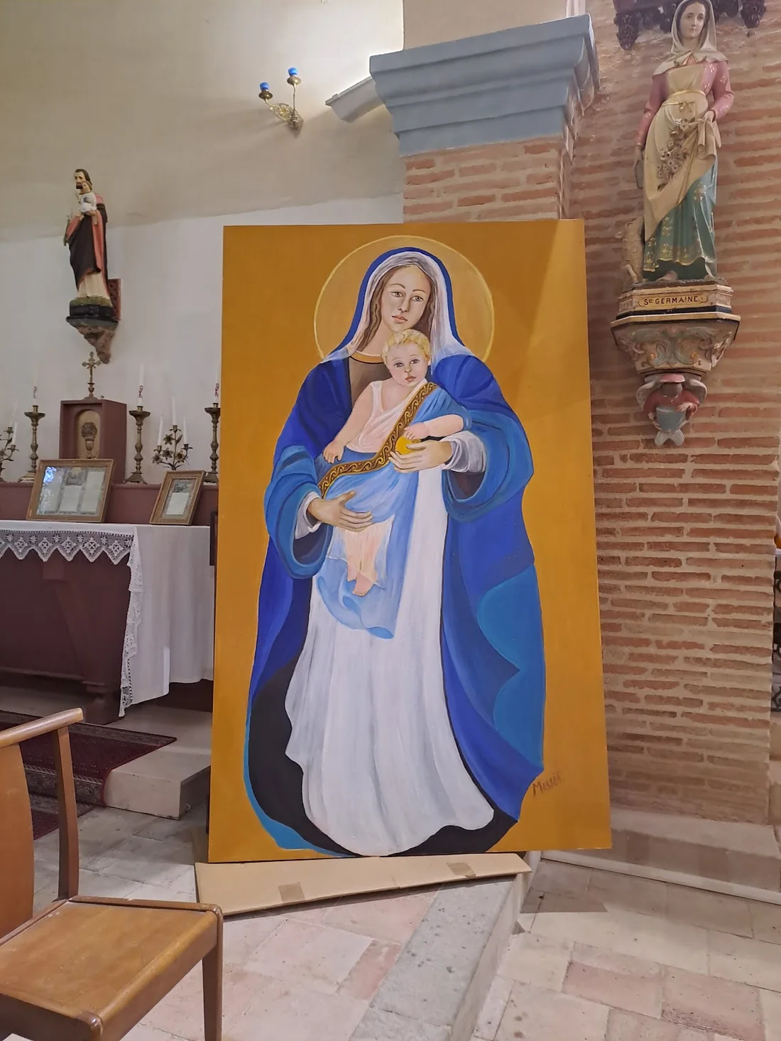 Panneau peint représentant une Vierge à l’Enfant, présenté dans une église
