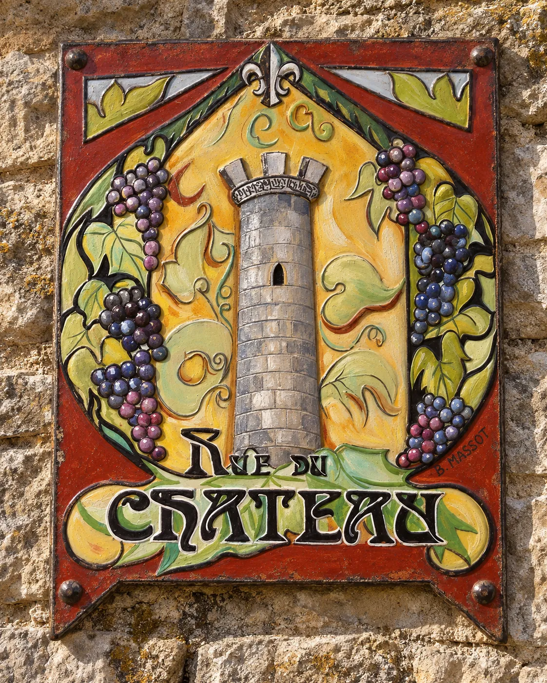 Plaque artisanale Rue du Château avec une tour et des grappes de raisin en relief