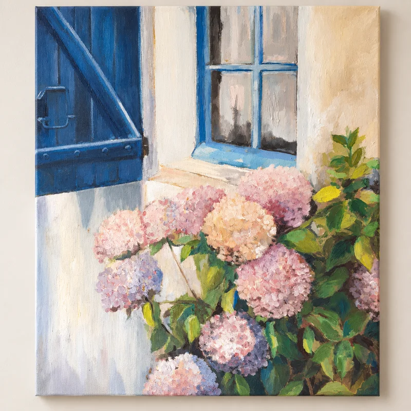Hortensias devant une fenêtre et un volet bleu